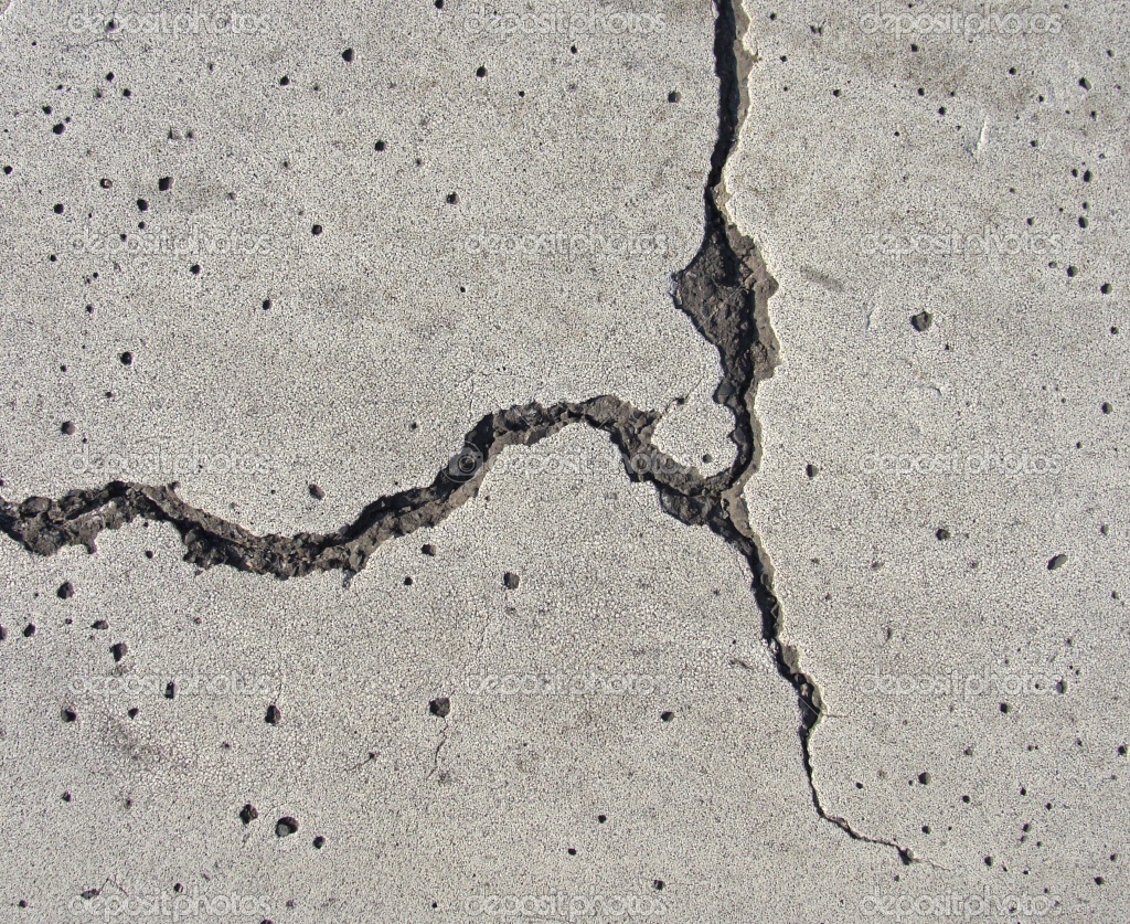 Трещины возникают. Микротрещины в бетоне. Трещины бетона макро. Трещины в бетоне. Мелкие выбоины на поверхности плит.