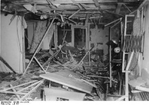 Zerstörte Lagerbaracke nach dem 20. Juli 1944